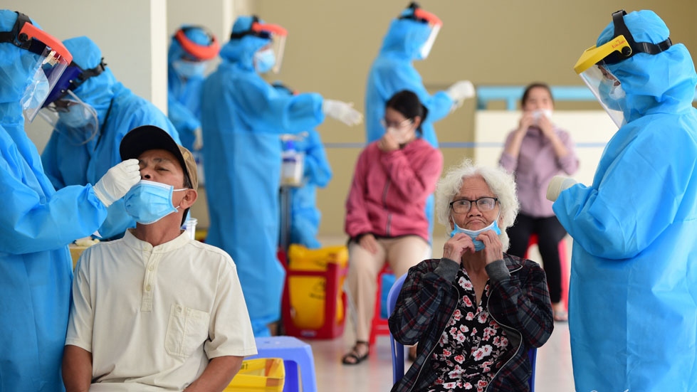 Thousands of local people undergo COVID-19 testing in HCM City